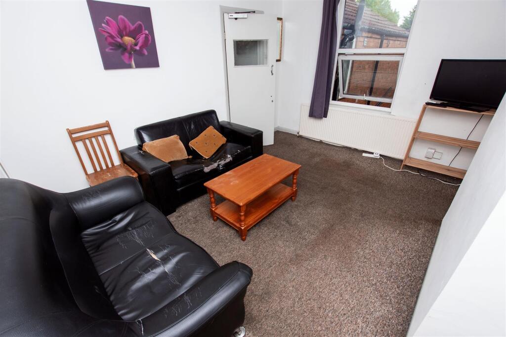 4 bed Detached for rent in Birmingham. From Oakmans Estate Agents - Student Lettings