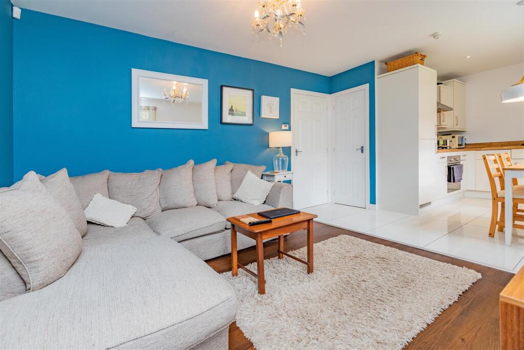 2 bed Apartment for rent in . From Oakmans Estate Agents - Student Lettings