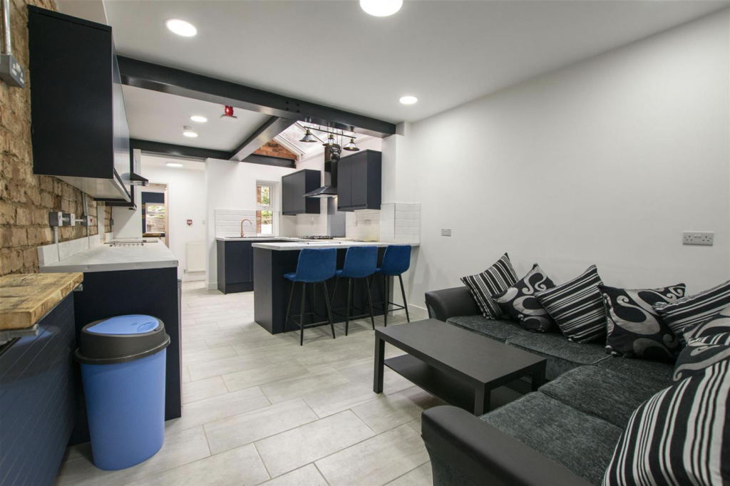 6 bed Detached for rent in Birmingham. From Oakmans Estate Agents - Student Lettings