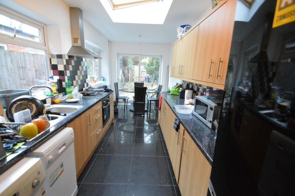 6 bed Detached for rent in Headley Heath. From Oakmans Estate Agents - Student Lettings