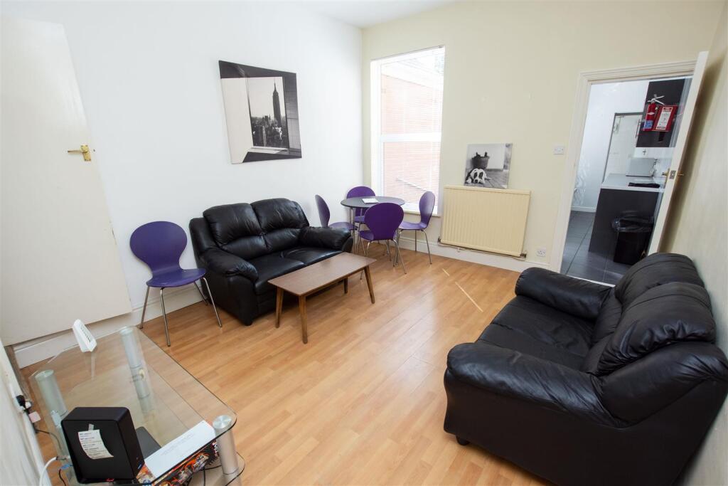4 bed Detached for rent in Birmingham. From Oakmans Estate Agents - Student Lettings 4 bed Detached for rent in Birmingham. From Oakmans Estate Agents - Student Lettings
