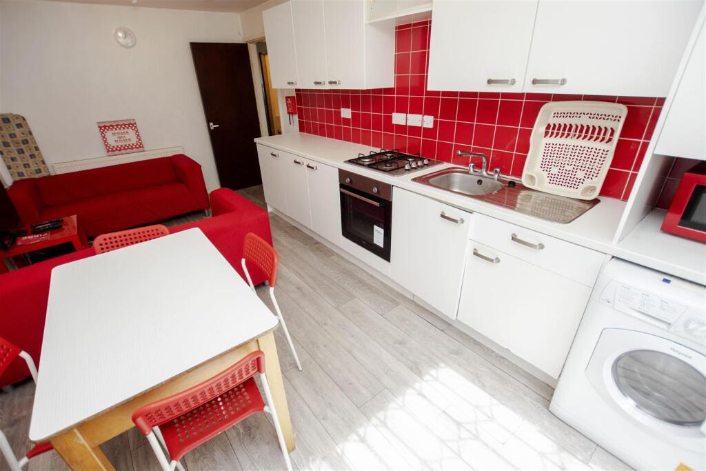4 bed Detached for rent in Birmingham. From Oakmans Estate Agents - Student Lettings