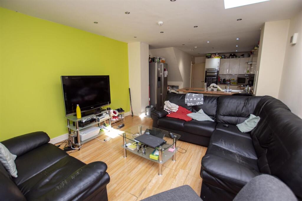 6 bed Detached for rent in Birmingham. From Oakmans Estate Agents - Student Lettings