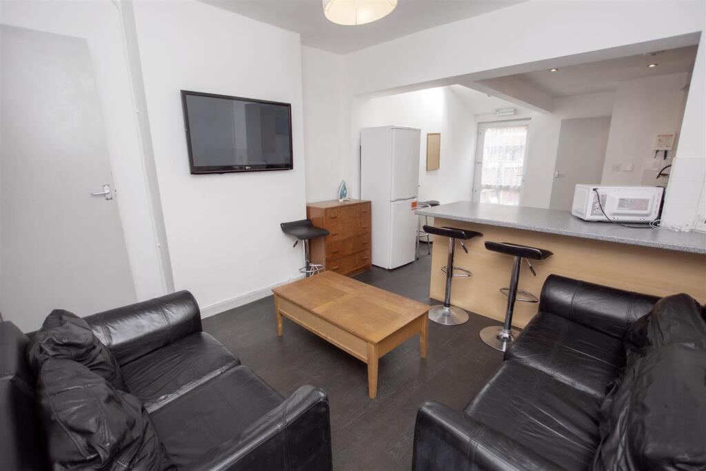 4 bed Detached for rent in Birmingham. From Oakmans Estate Agents - Student Lettings