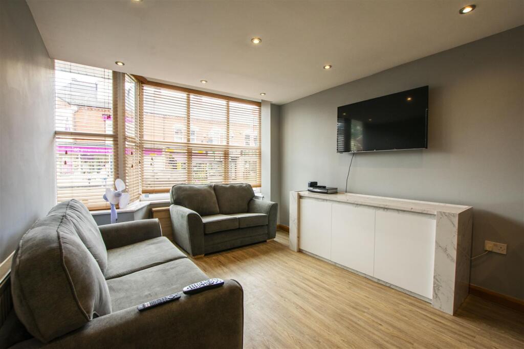 8 bed Detached for rent in Birmingham. From Oakmans Estate Agents - Student Lettings