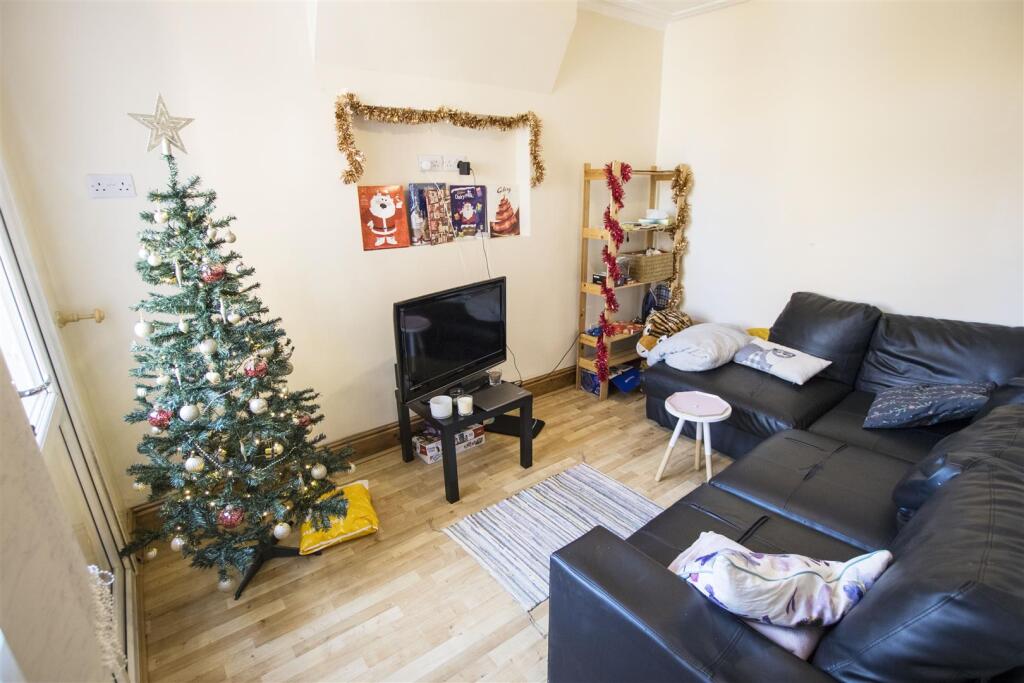 4 bed Detached for rent in Headley Heath. From Oakmans Estate Agents - Student Lettings