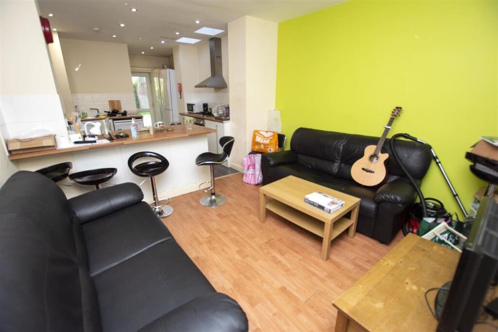 5 bed Detached for rent in Birmingham. From Oakmans Estate Agents - Student Lettings