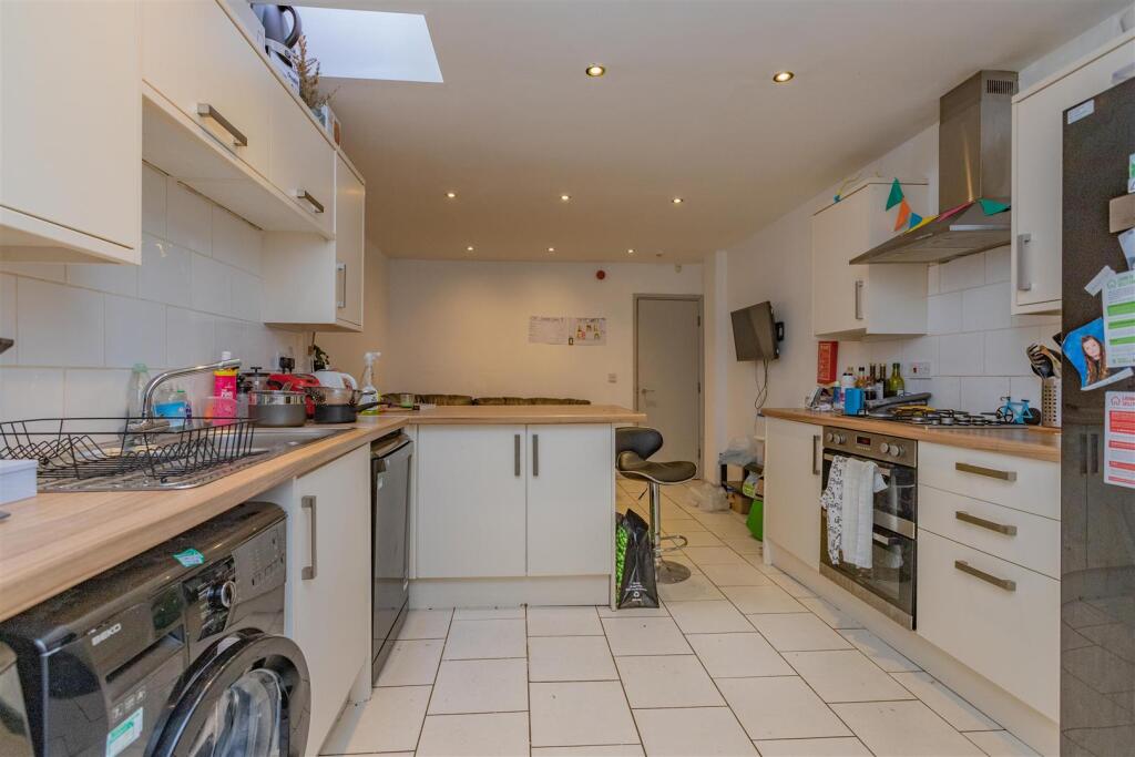 5 bed Detached for rent in Birmingham. From Oakmans Estate Agents - Student Lettings 5 bed Detached for rent in Birmingham. From Oakmans Estate Agents - Student Lettings