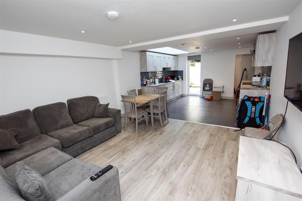 6 bed Detached for rent in Birmingham. From Oakmans Estate Agents - Student Lettings 6 bed Detached for rent in Birmingham. From Oakmans Estate Agents - Student Lettings