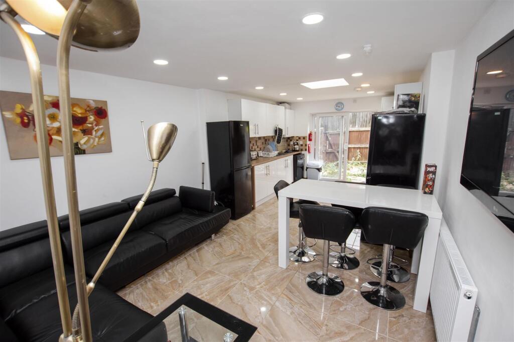5 bed Detached for rent in Birmingham. From Oakmans Estate Agents - Student Lettings