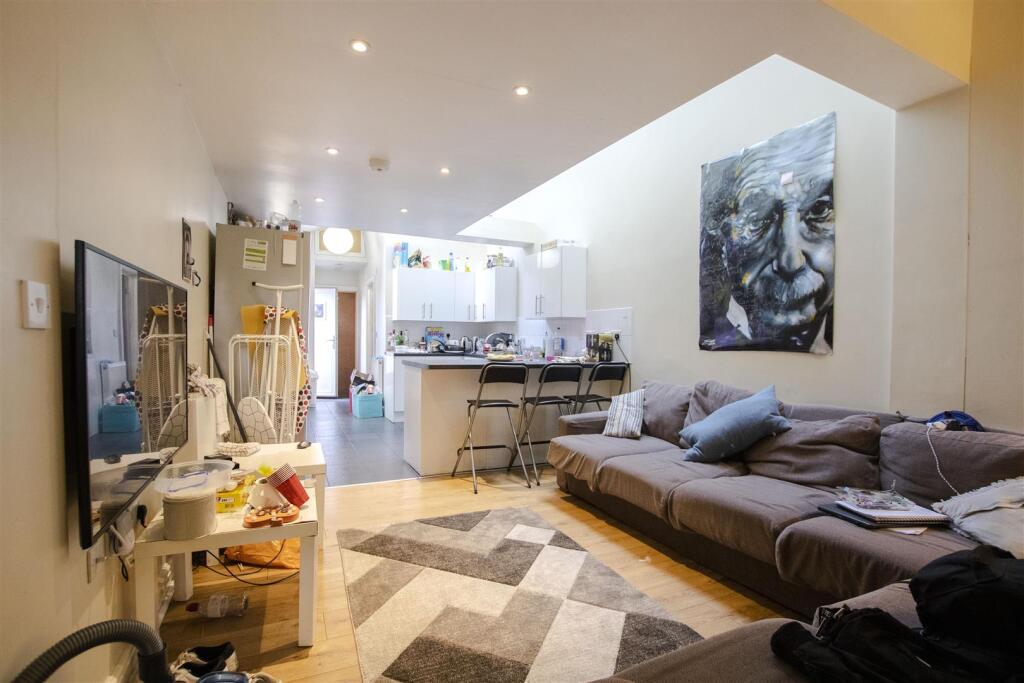 6 bed Detached for rent in Birmingham. From Oakmans Estate Agents - Student Lettings