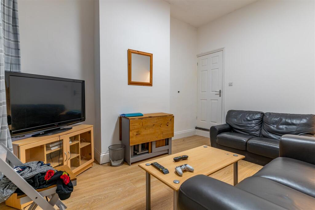 4 bed Detached for rent in Birmingham. From Oakmans Estate Agents - Student Lettings