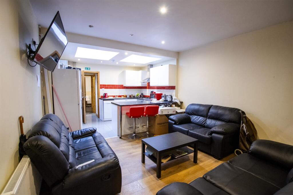 6 bed Detached for rent in Birmingham. From Oakmans Estate Agents - Student Lettings