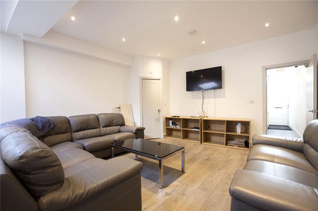 8 bed Detached for rent in Birmingham. From Oakmans Estate Agents - Student Lettings