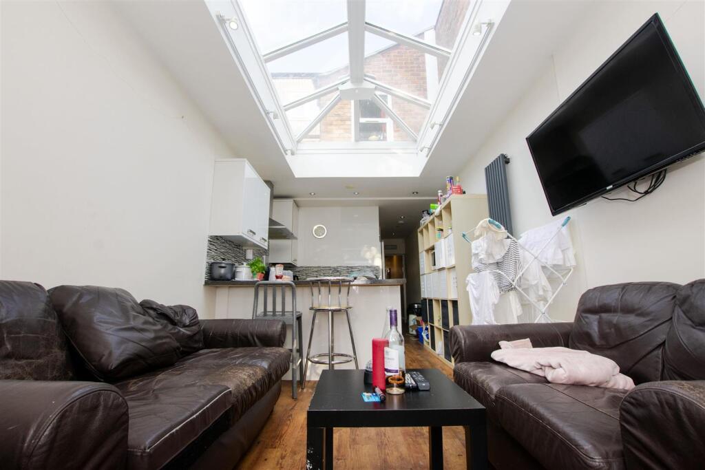 7 bed Mid Terraced House for rent in Birmingham. From Oakmans Estate Agents - Student Lettings
