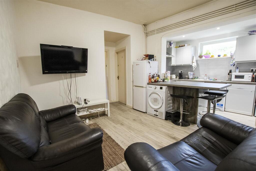 5 bed HMO for rent in Birmingham. From Oakmans Estate Agents - Student Lettings