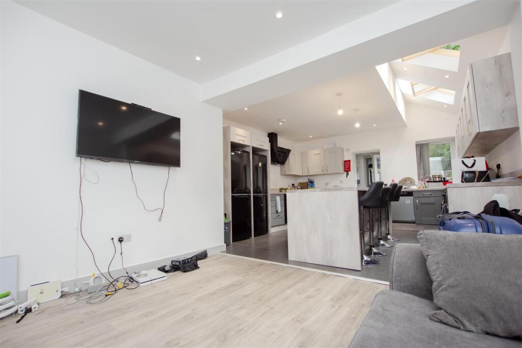 5 bed Detached for rent in Birmingham. From Oakmans Estate Agents - Student Lettings 5 bed Detached for rent in Birmingham. From Oakmans Estate Agents - Student Lettings