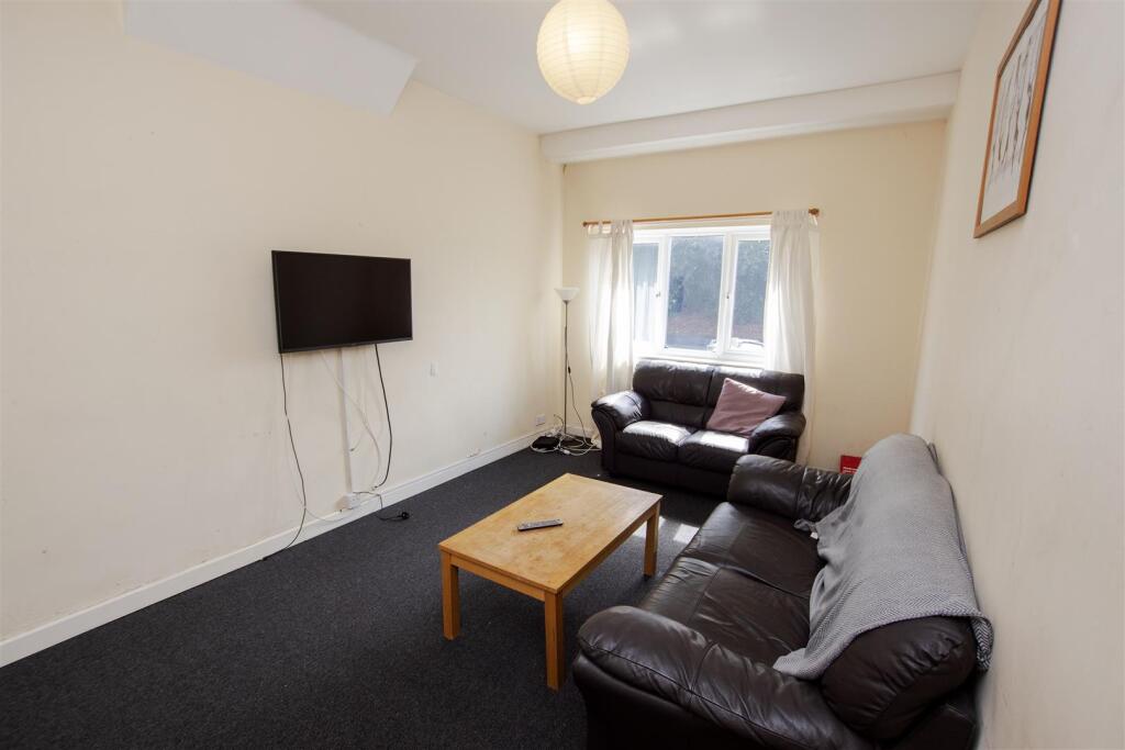 5 bed Mid Terraced House for rent in Birmingham. From Oakmans Estate Agents - Student Lettings