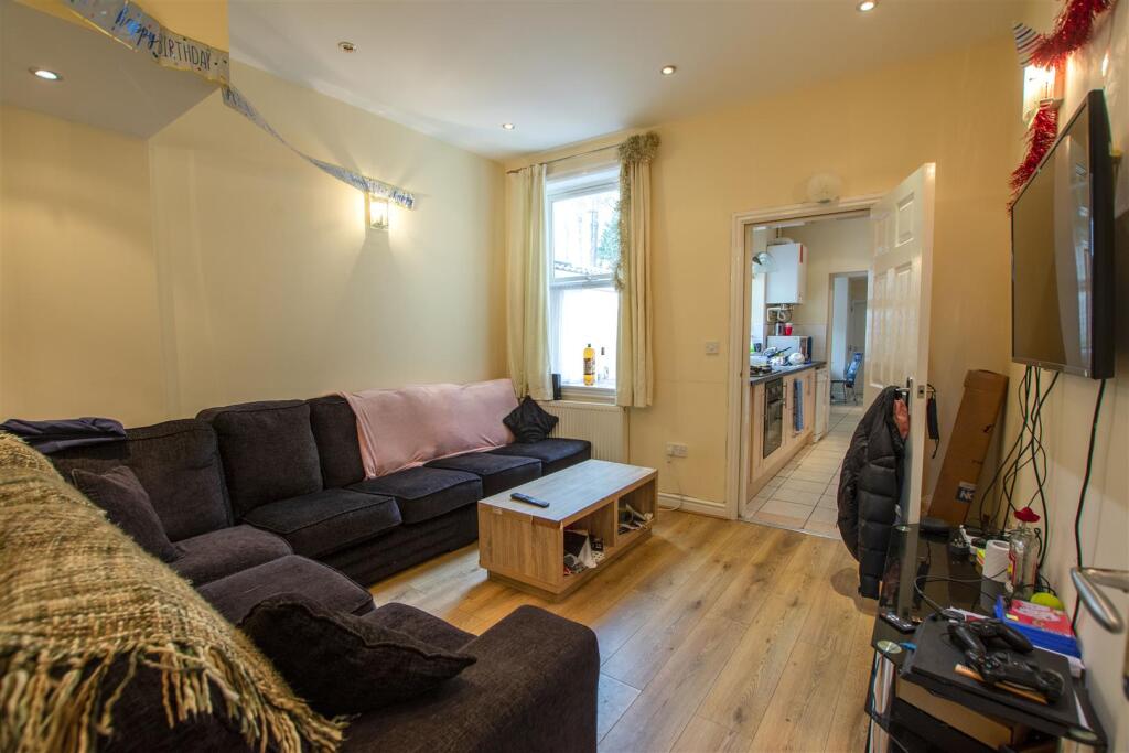 7 bed Mid Terraced House for rent in Birmingham. From Oakmans Estate Agents - Student Lettings