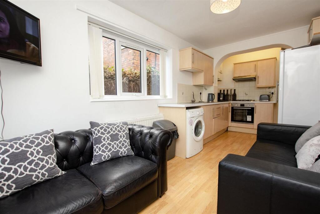 5 bed Mid Terraced House for rent in Birmingham. From Oakmans Estate Agents - Student Lettings