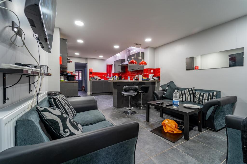 7 bed Detached for rent in Birmingham. From Oakmans Estate Agents - Student Lettings