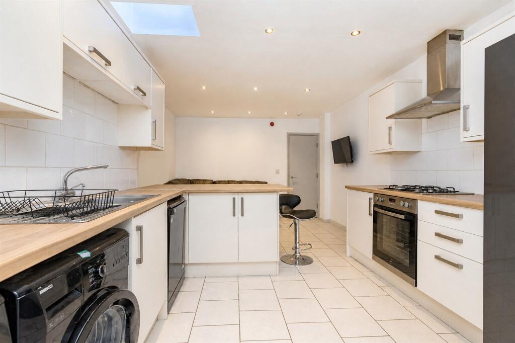 5 bed Mid Terraced House for rent in Birmingham. From Oakmans Estate Agents - Student Lettings