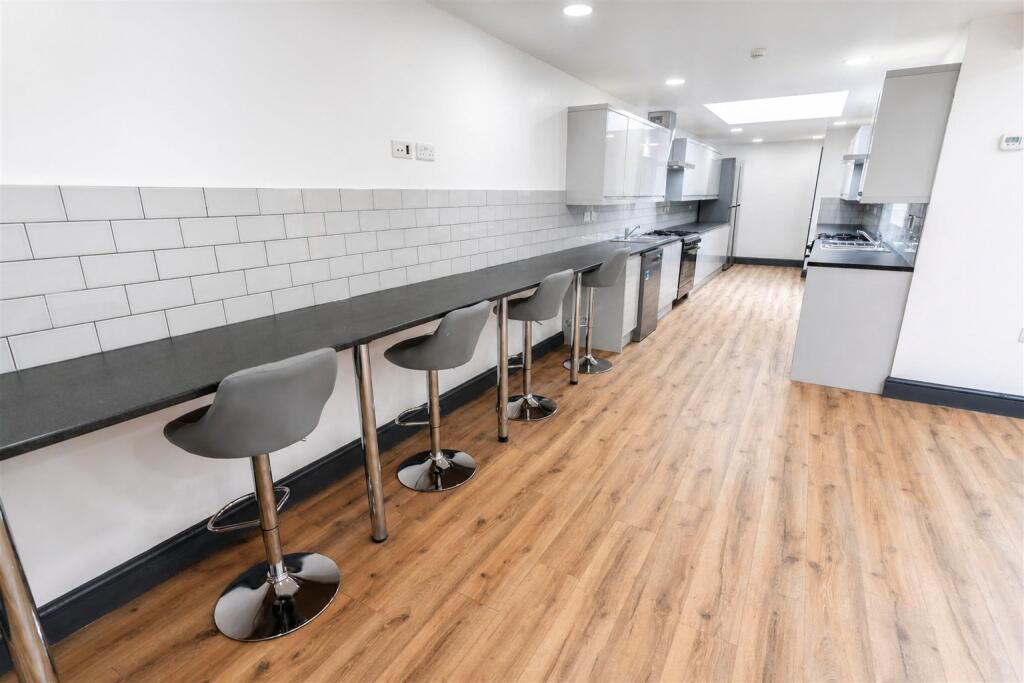 8 bed Detached for rent in Birmingham. From Oakmans Estate Agents - Student Lettings