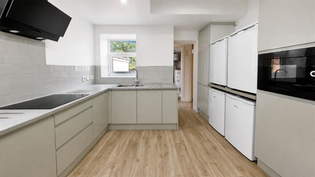 5 bed Detached for rent in Birmingham. From Oakmans Estate Agents - Student Lettings 5 bed Detached for rent in Birmingham. From Oakmans Estate Agents - Student Lettings
