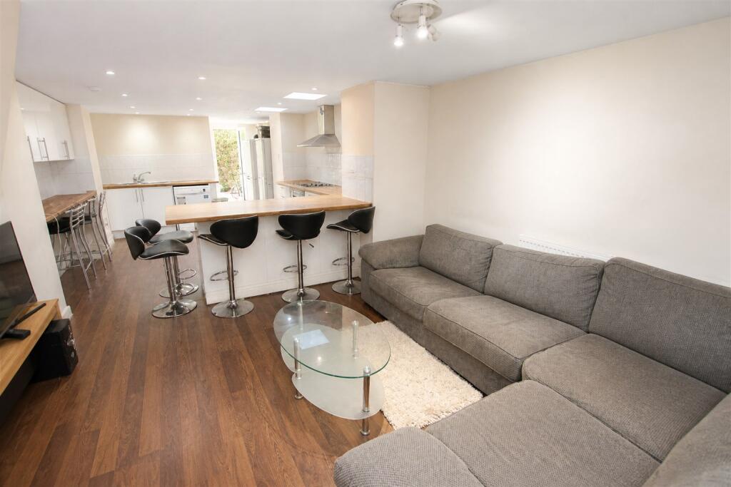 5 bed Detached for rent in Birmingham. From Oakmans Estate Agents - Student Lettings