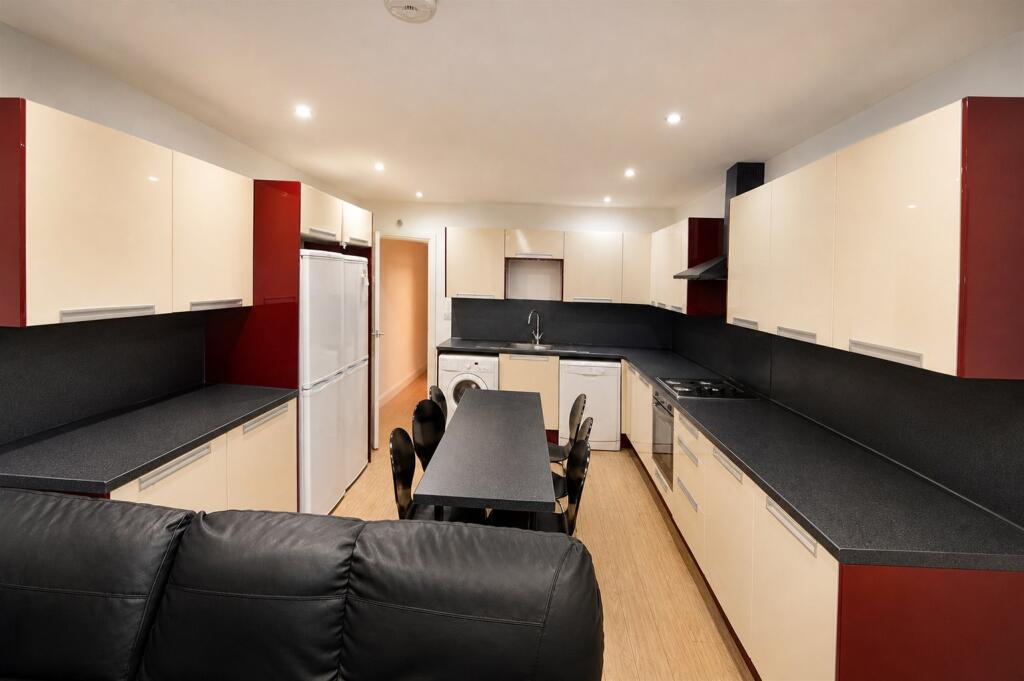 6 bed Detached for rent in Birmingham. From Oakmans Estate Agents - Student Lettings