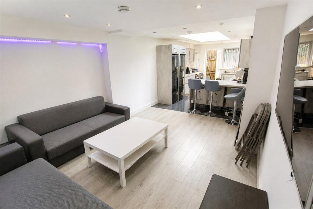 5 bed Detached for rent in Birmingham. From Oakmans Estate Agents - Student Lettings