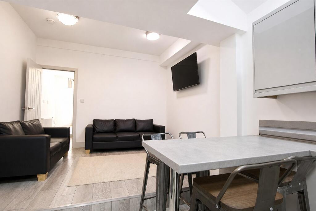 5 bed Detached for rent in Birmingham. From Oakmans Estate Agents - Student Lettings