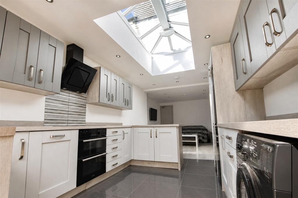 5 bed Detached for rent in Birmingham. From Oakmans Estate Agents - Student Lettings 5 bed Detached for rent in Birmingham. From Oakmans Estate Agents - Student Lettings