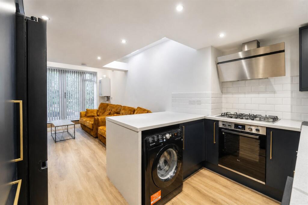 5 bed Detached for rent in Birmingham. From Oakmans Estate Agents - Student Lettings 5 bed Detached for rent in Birmingham. From Oakmans Estate Agents - Student Lettings