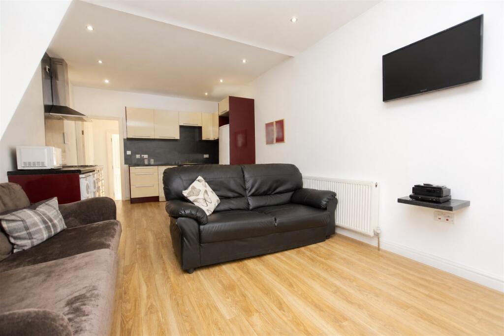 4 bed Detached for rent in Birmingham. From Oakmans Estate Agents - Student Lettings