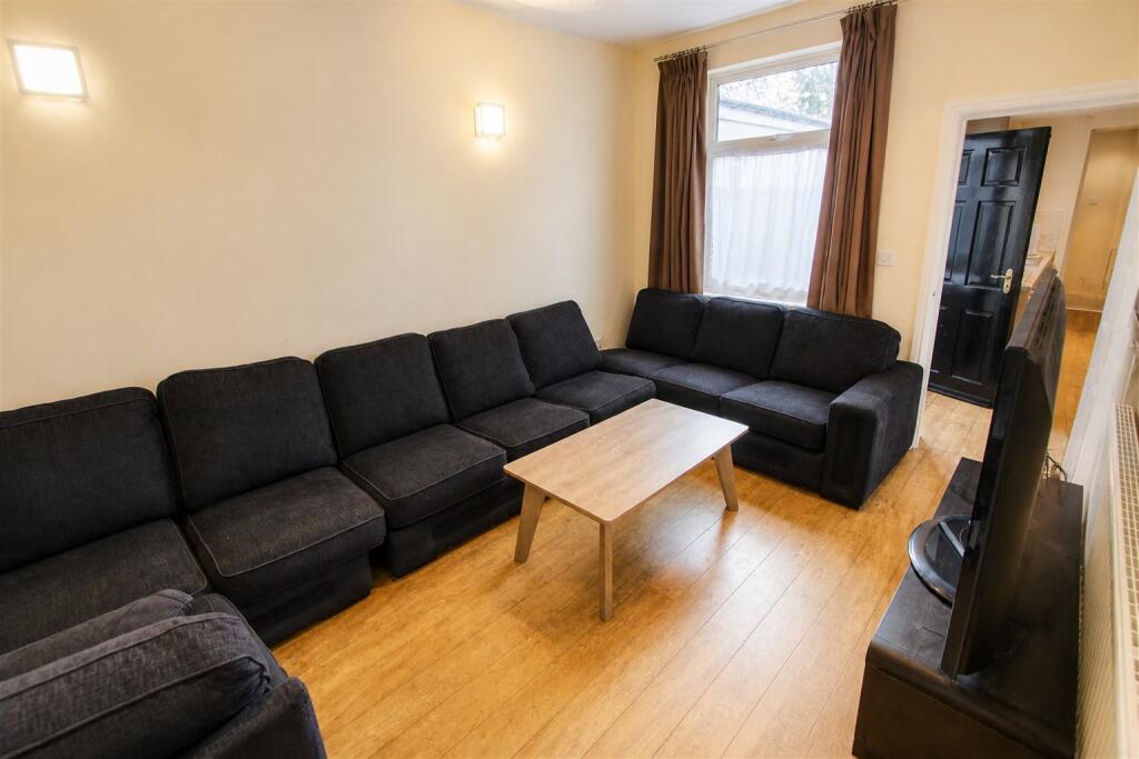 8 bed Detached for rent in Birmingham. From Oakmans Estate Agents - Student Lettings
