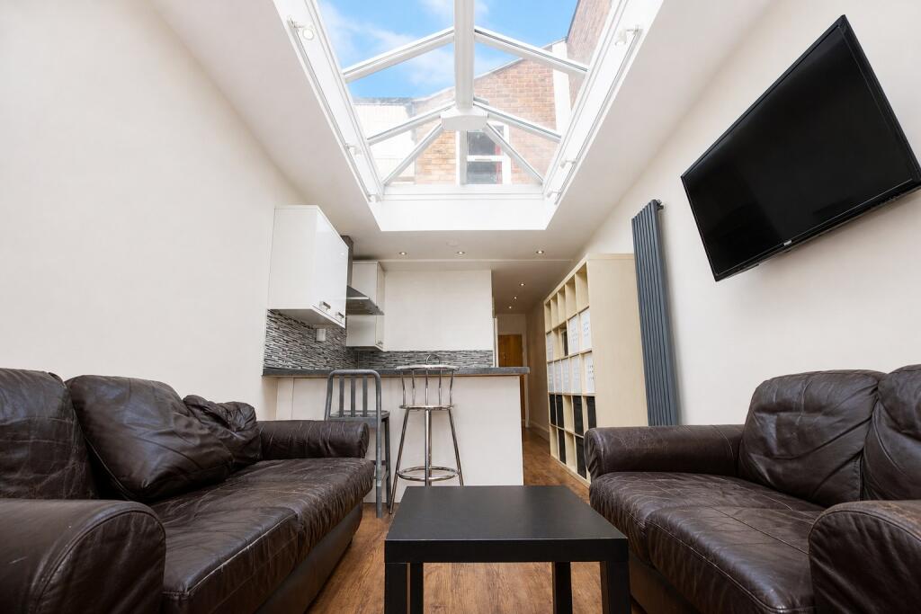7 bed Mid Terraced House for rent in Birmingham. From Oakmans Estate Agents - Student Lettings