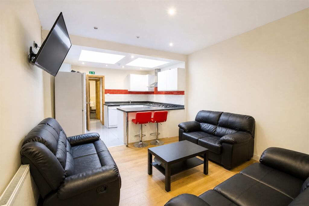 6 bed Detached for rent in Birmingham. From Oakmans Estate Agents - Student Lettings