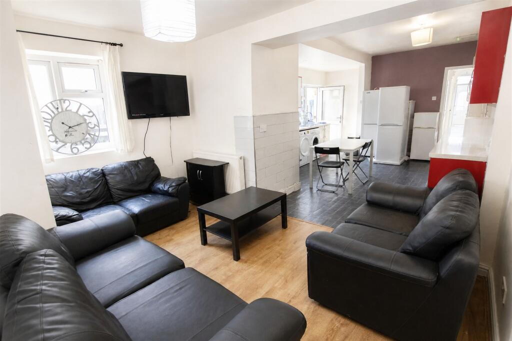 6 bed Detached for rent in Birmingham. From Oakmans Estate Agents - Student Lettings