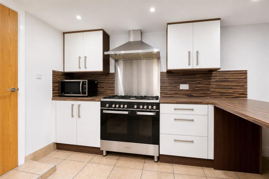 6 bed Detached for rent in Birmingham. From Oakmans Estate Agents - Student Lettings