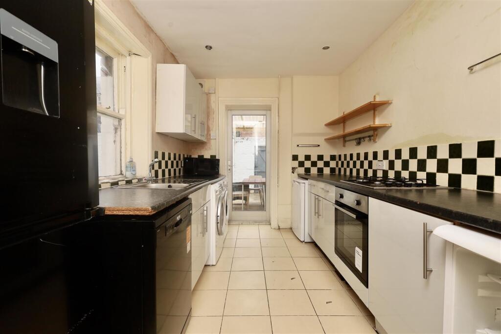 5 bed Mid Terraced House for rent in Newcastle upon Tyne. From Bowson - Jesmond