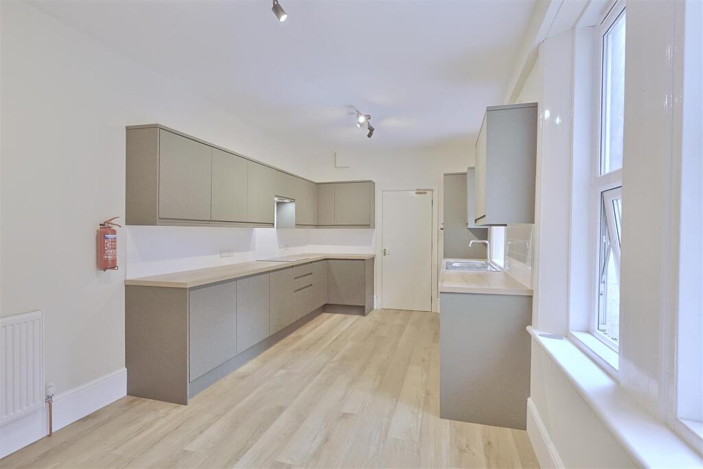 6 bed Mid Terraced House for rent in Newcastle upon Tyne. From Bowson - Jesmond