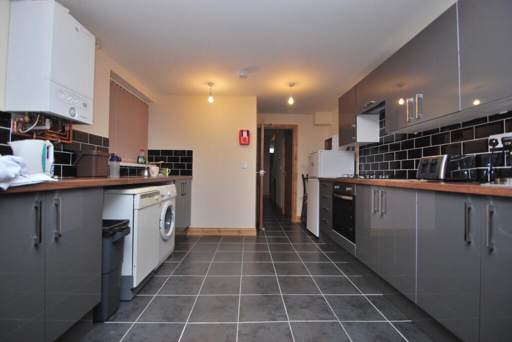 7 bed Detached for rent in Cardiff. From 2 Let 2 - Cardiff
