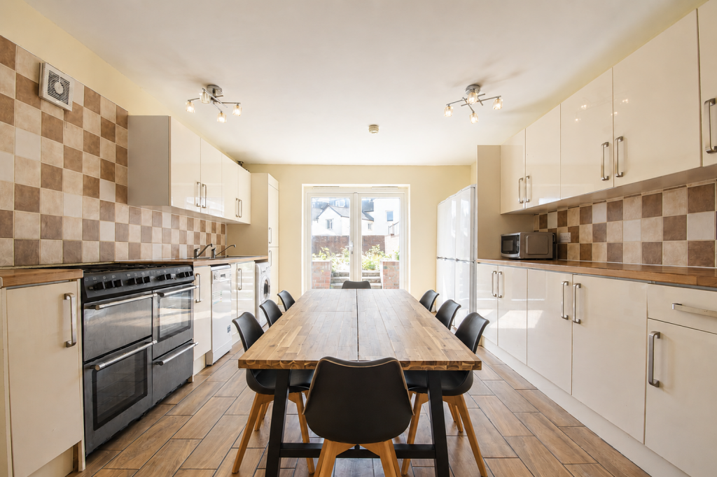 8 bed Detached for rent in Cardiff. From 2 Let 2 - Cardiff