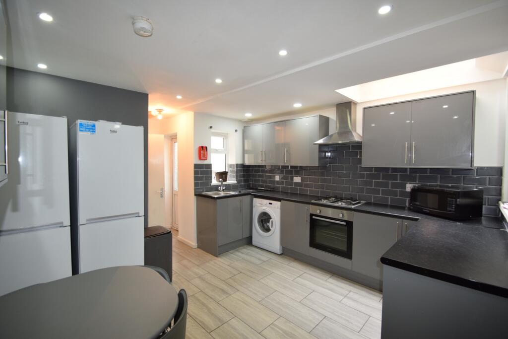 6 bed Detached for rent in Cardiff. From 2 Let 2 - Cardiff