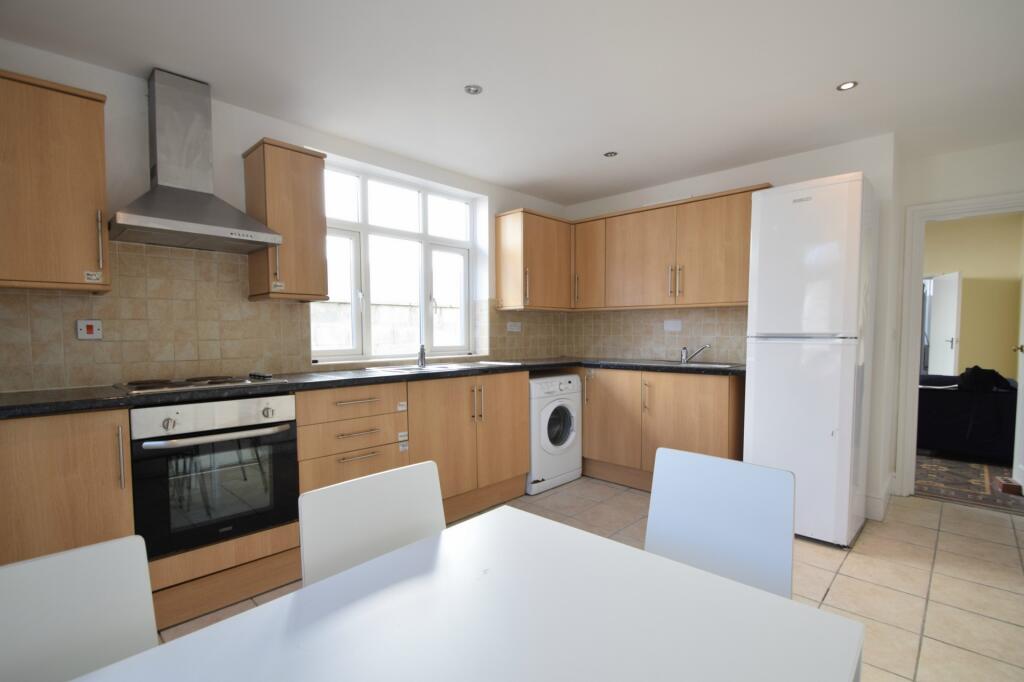 6 bed Detached for rent in Cardiff. From 2 Let 2 - Cardiff