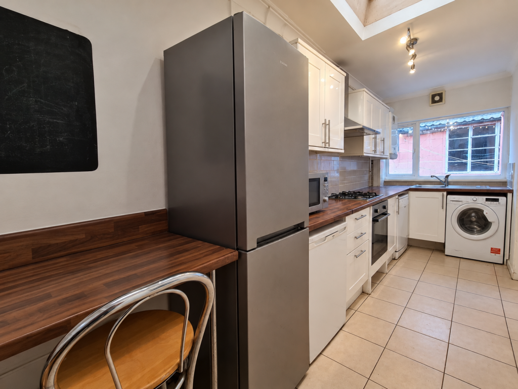 6 bed Detached for rent in Cardiff. From 2 Let 2 - Cardiff