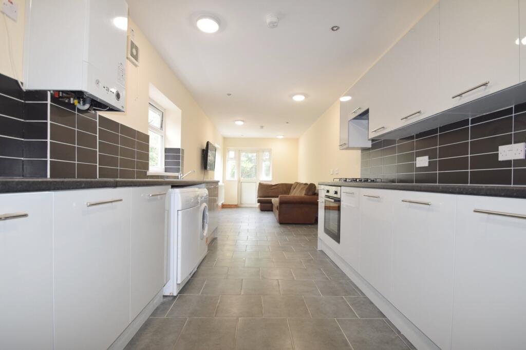 6 bed Detached for rent in Cardiff. From 2 Let 2 - Cardiff