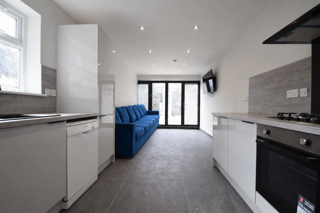 6 bed Detached for rent in Cardiff. From 2 Let 2 - Cardiff
