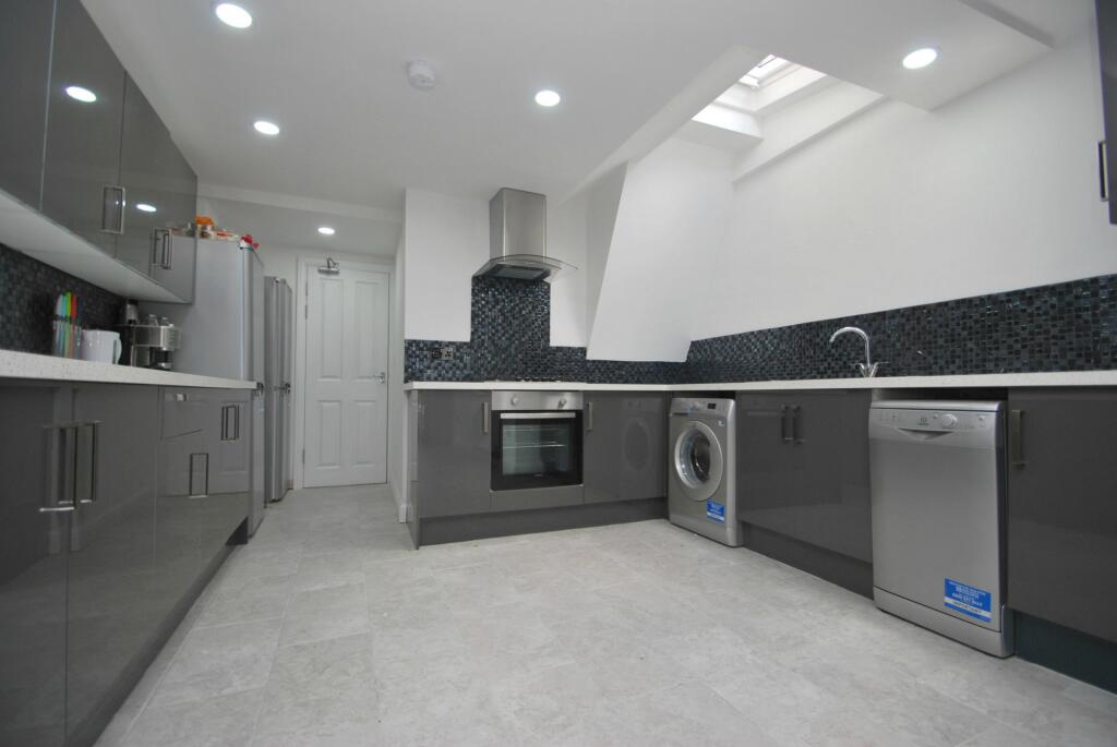 6 bed Detached for rent in Cardiff. From 2 Let 2 - Cardiff